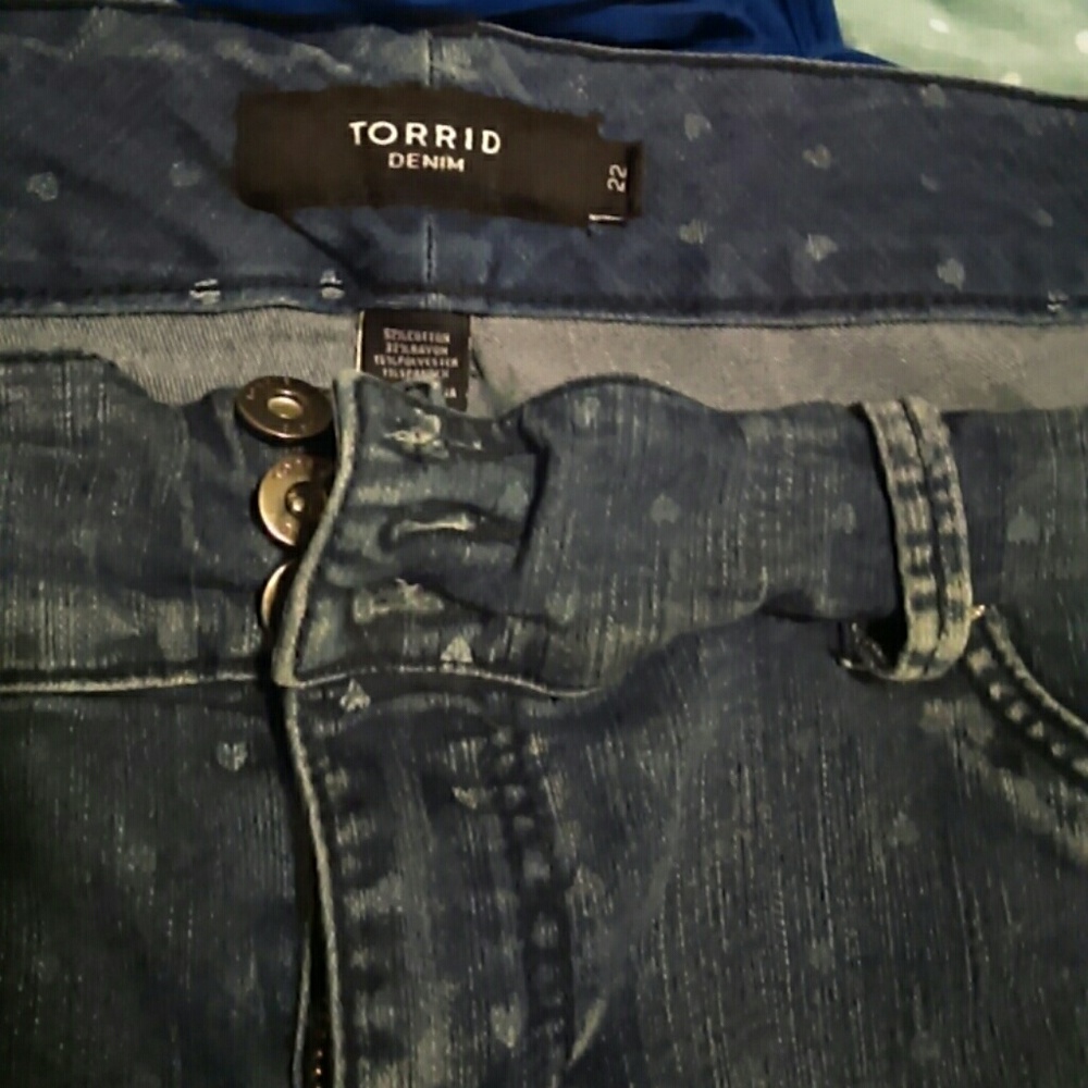 Torrid sz22 distressed jeggings with ❤ print
